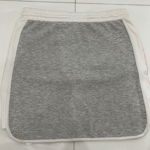 A pretty grey Boss skirt - Picture 2 of 3